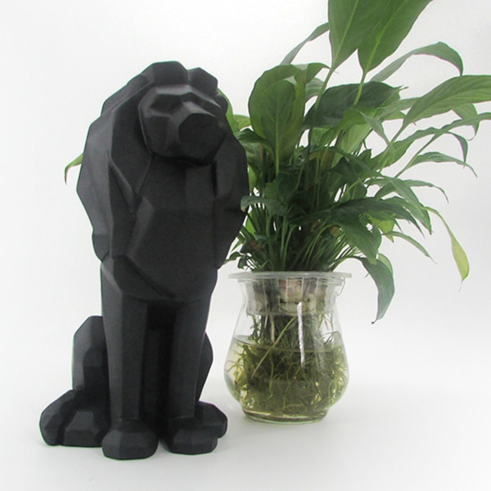 Schwarze Löwenstatue