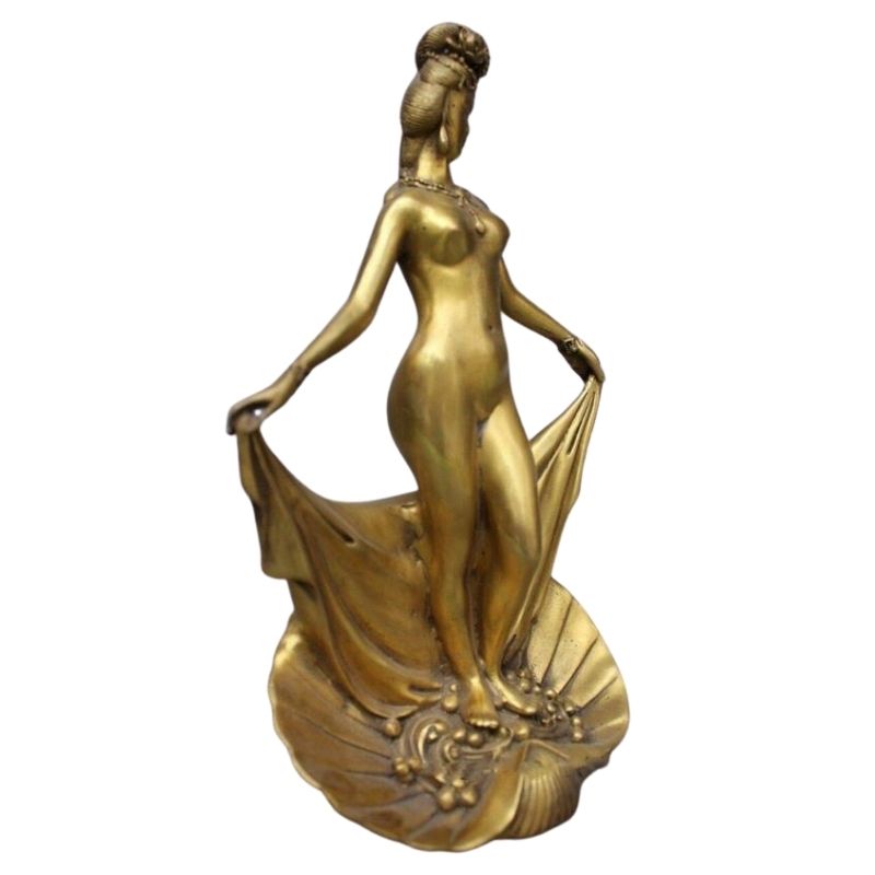 Gold Frau Statue