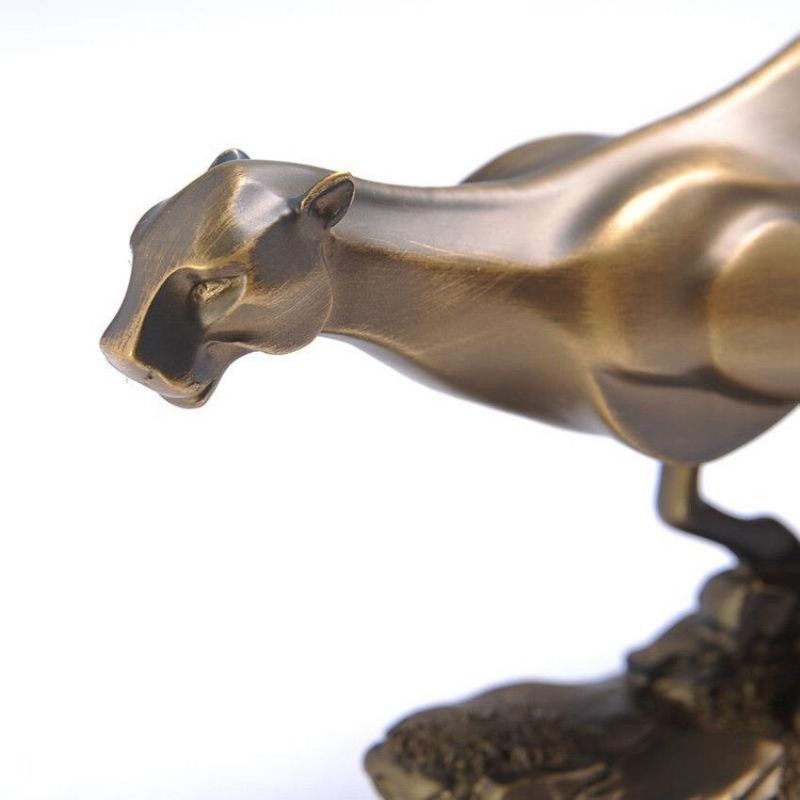 Kupferpanther -Statue
