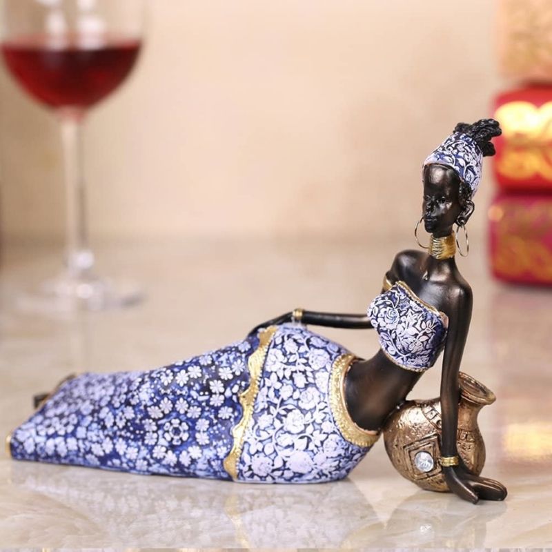 Statue -Frau im Liegen lagen