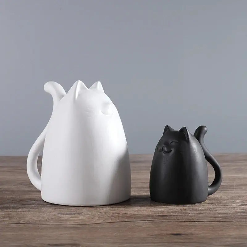 Weiße und schwarze Keramik -Katzenstatue